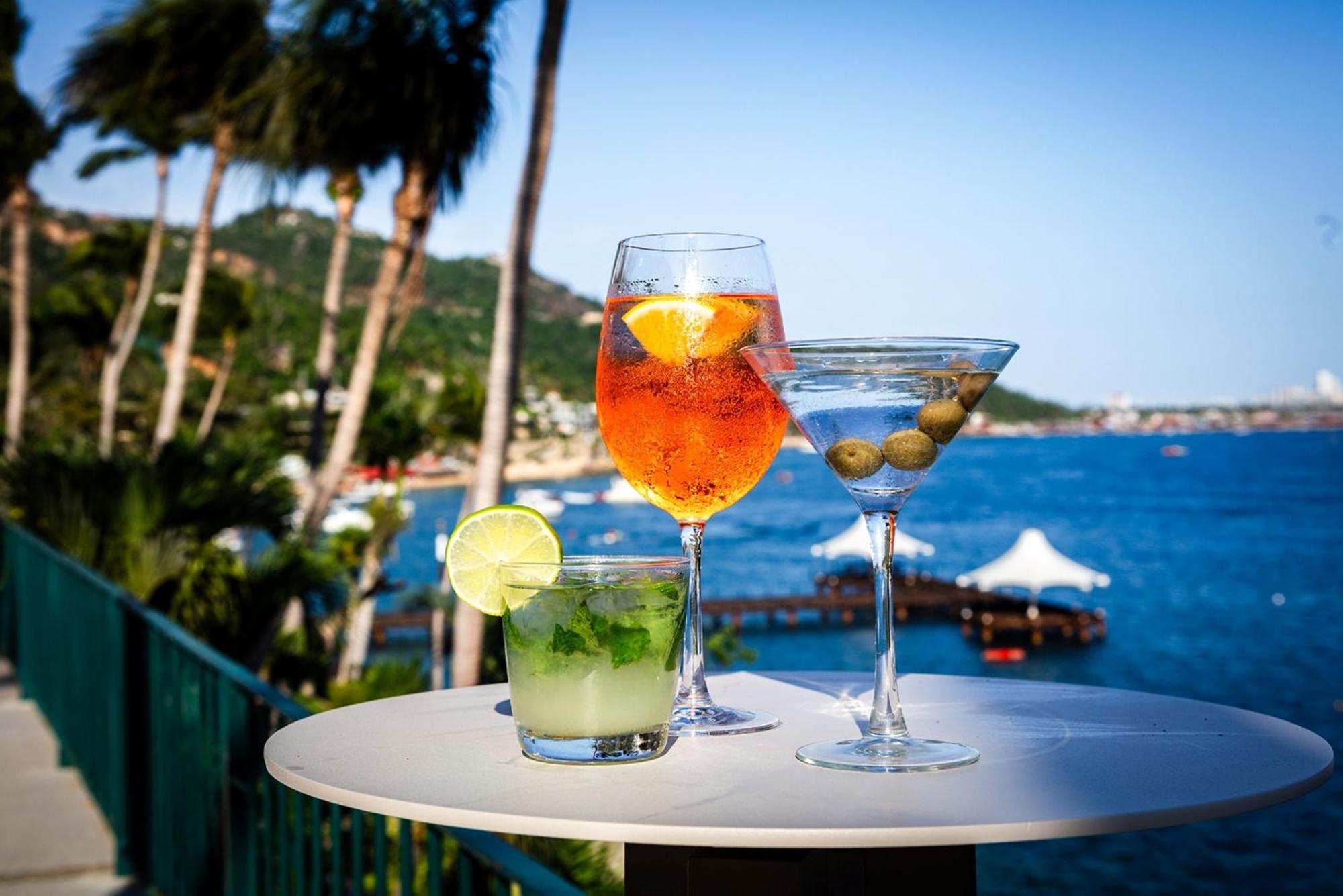 Camino Real Acapulco Diamante Hotel Eksteriør billede Cocktails at the beach