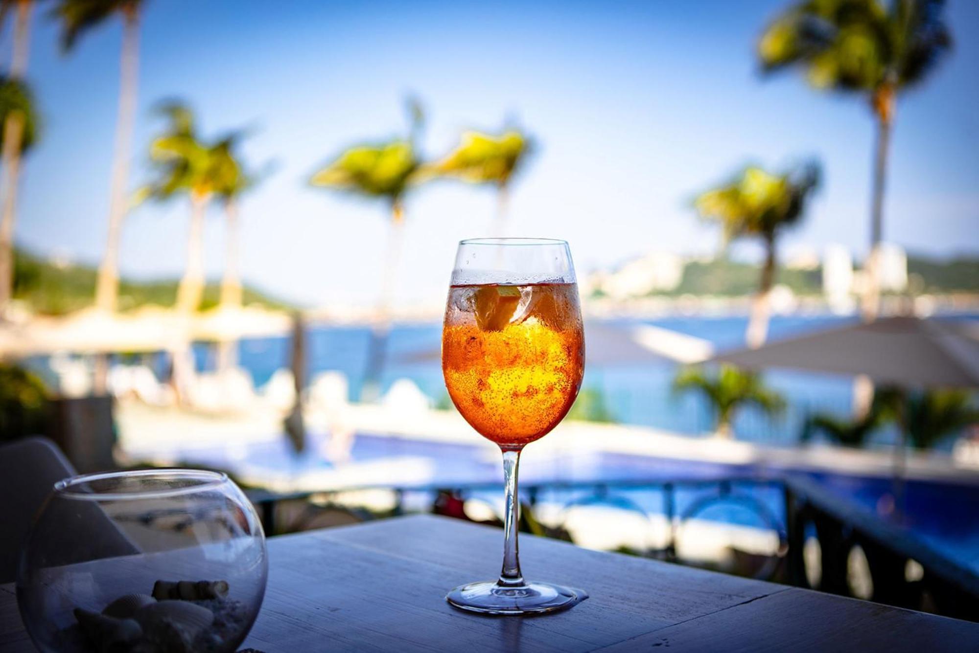 Camino Real Acapulco Diamante Hotel Eksteriør billede A glass of Aperol Spritz
