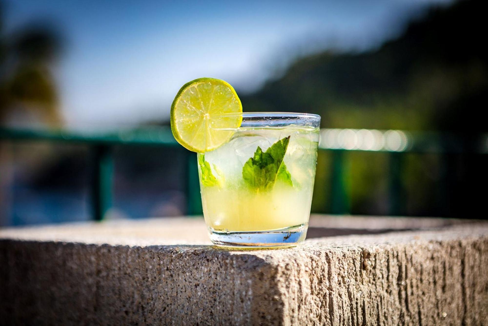 Camino Real Acapulco Diamante Hotel Eksteriør billede A caipirinha