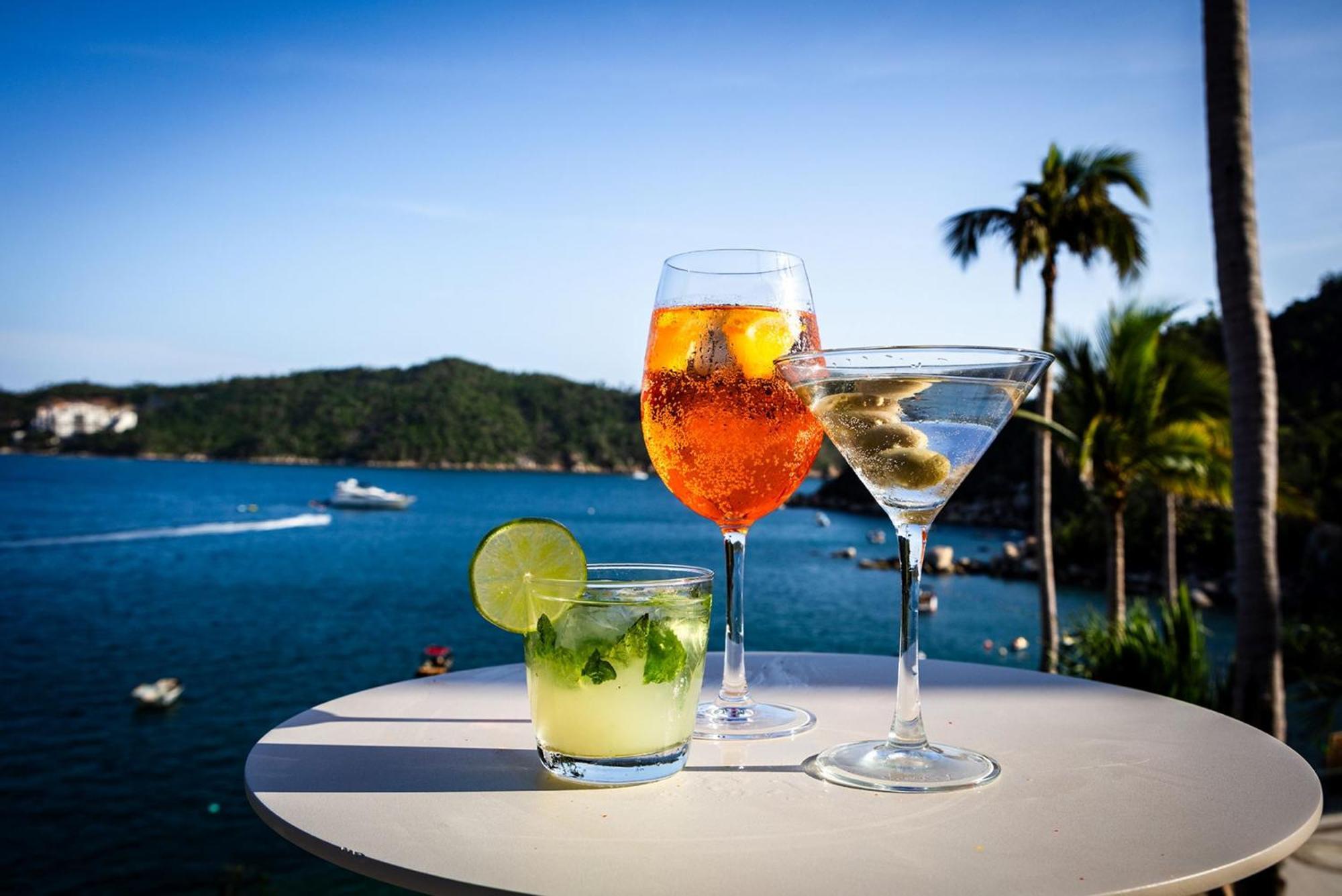 Camino Real Acapulco Diamante Hotel Eksteriør billede Cocktails at the beach
