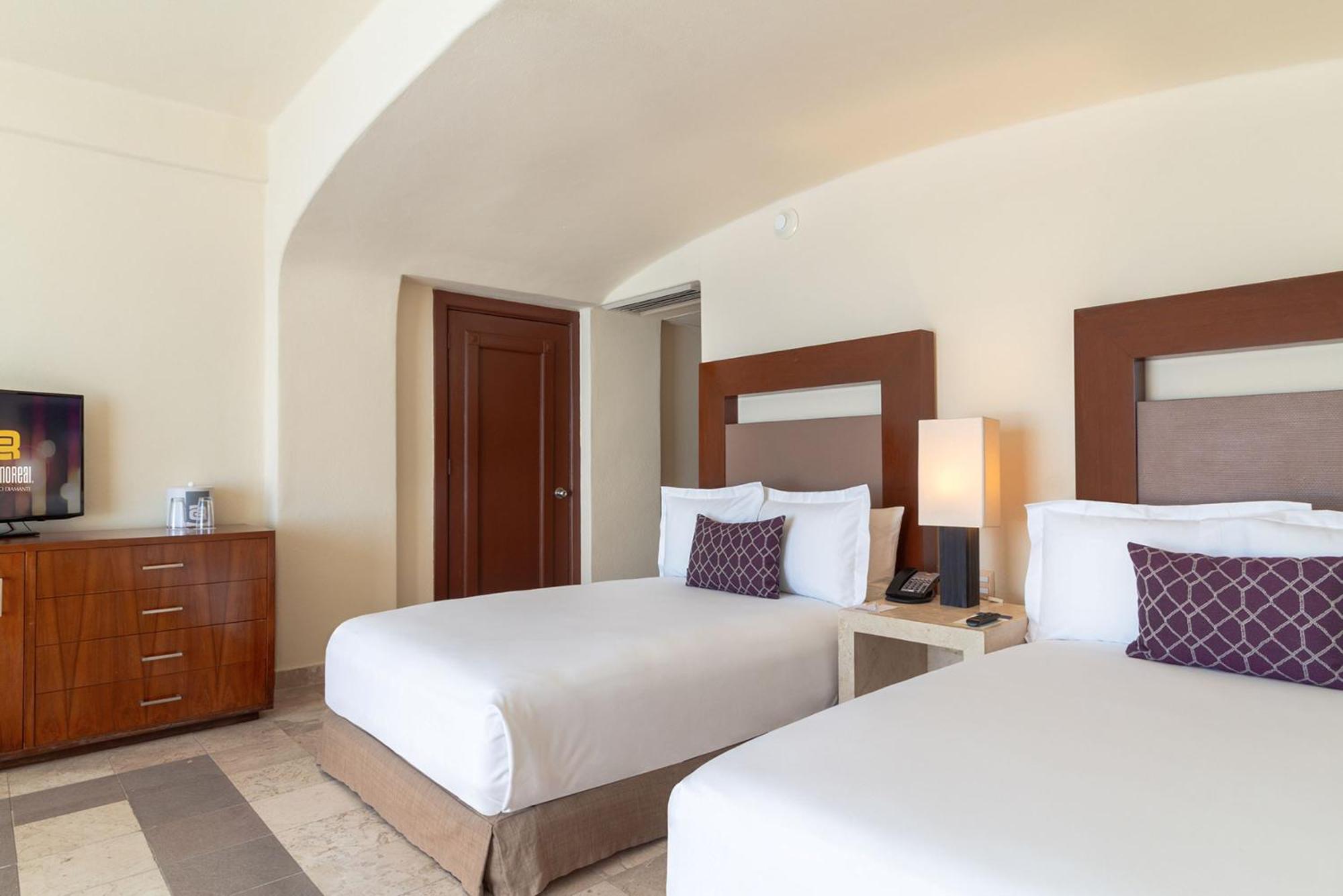 Camino Real Acapulco Diamante Hotel Eksteriør billede A guest room at the Hilton Vallarta Bay Resort