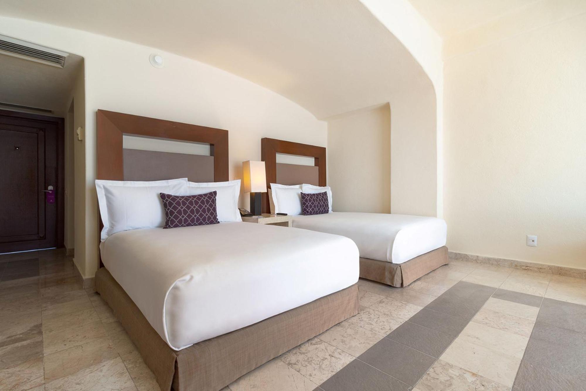 Camino Real Acapulco Diamante Hotel Eksteriør billede A guest room at the hotel